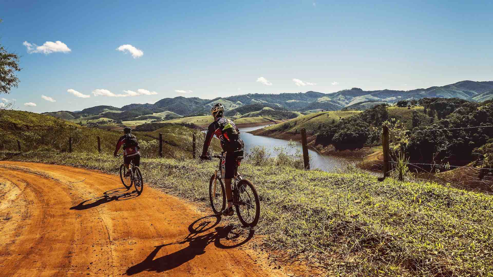 dos personas andando en bicicleta en la naturaleza