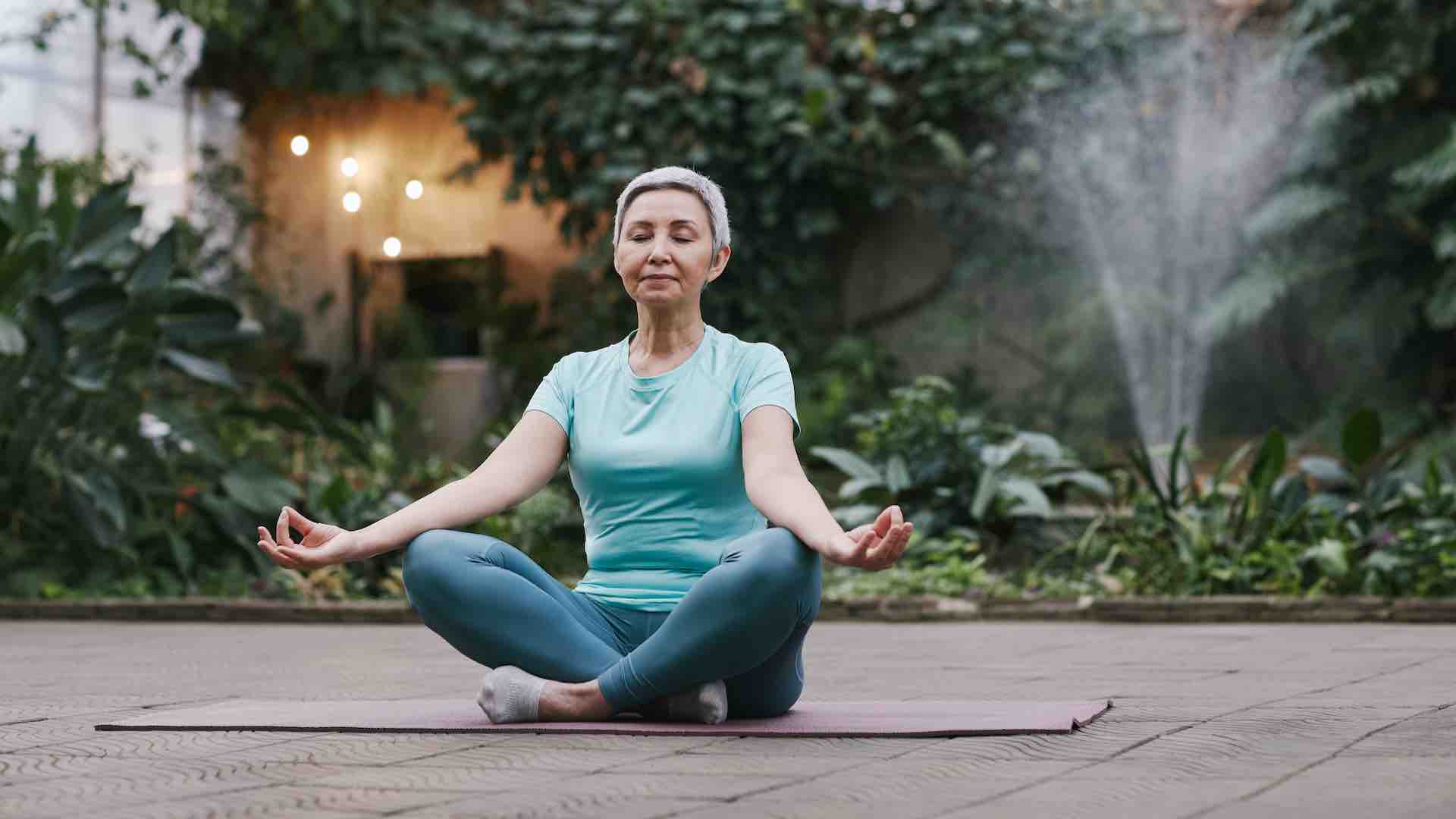 una mujer meditando