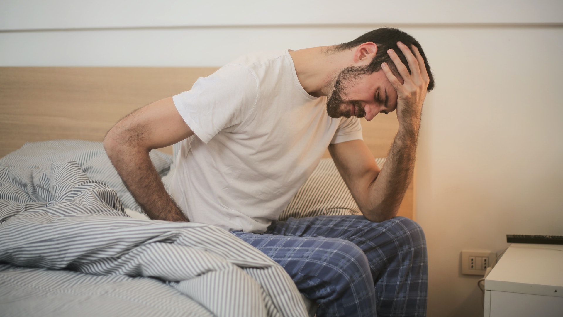 un hombre cansado en una cama